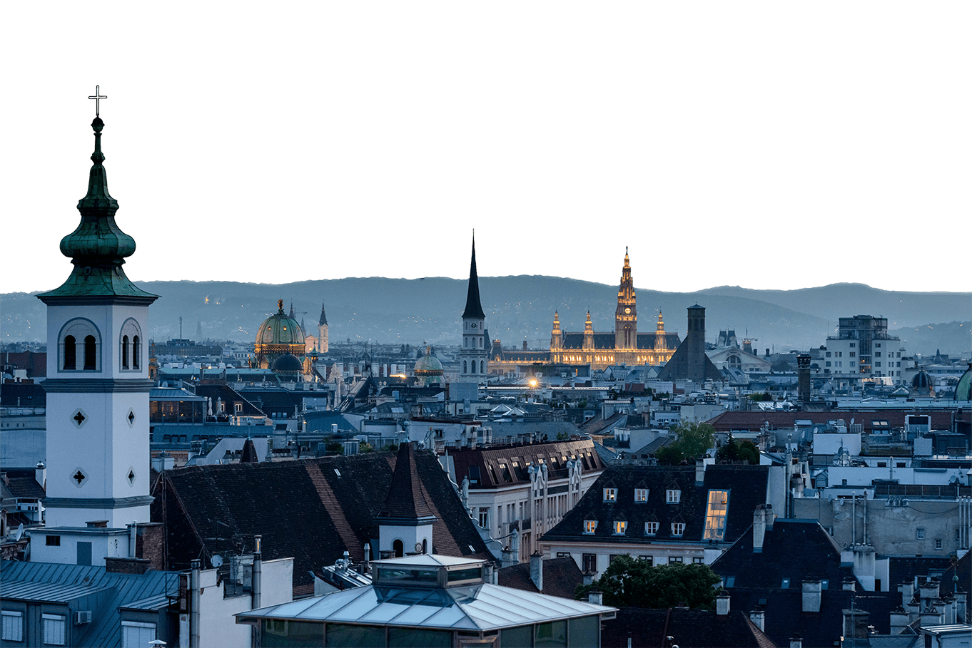 Moderne Architektur, weiße Balkone gegen blauen Himmel.